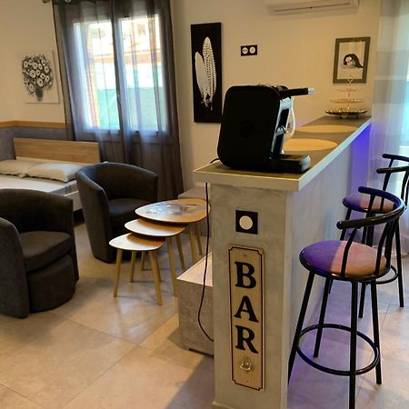 Grand Studio Tres Agreable Avec Bar, Cuisine Et Terrasse กาญเนอ-ซูร์-แมร์ ภายนอก รูปภาพ