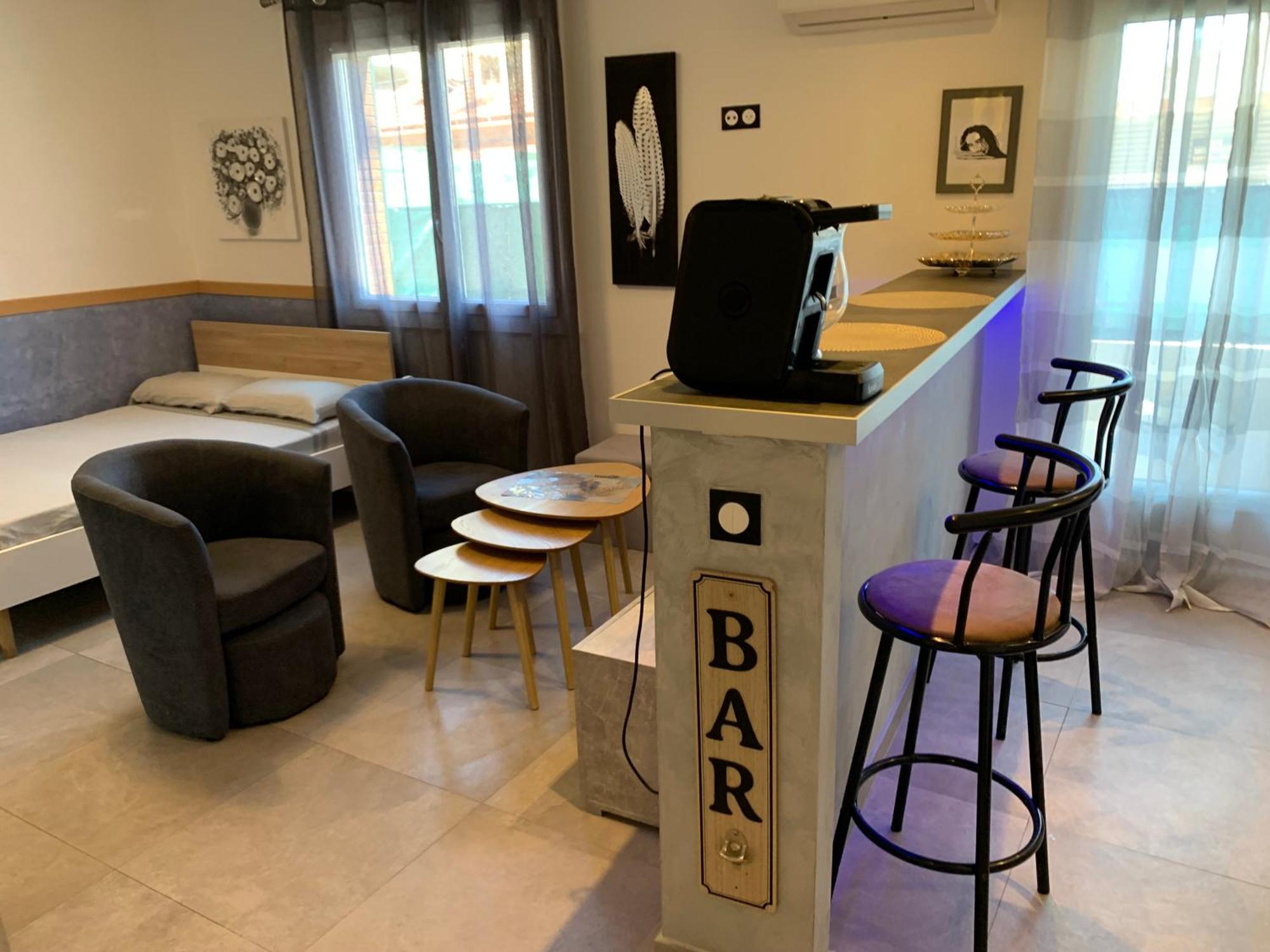 Grand Studio Tres Agreable Avec Bar, Cuisine Et Terrasse กาญเนอ-ซูร์-แมร์ ภายนอก รูปภาพ